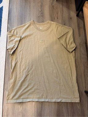 Nike Men's Tan Center Swoosh T-Shirt
